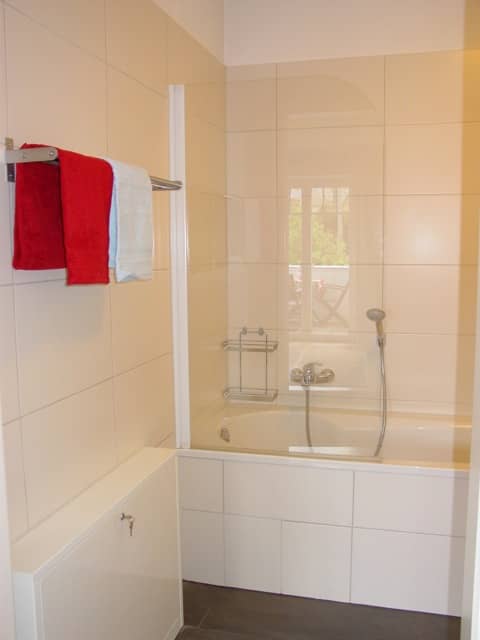 Wanne mit Glasscheibe zum Duschen