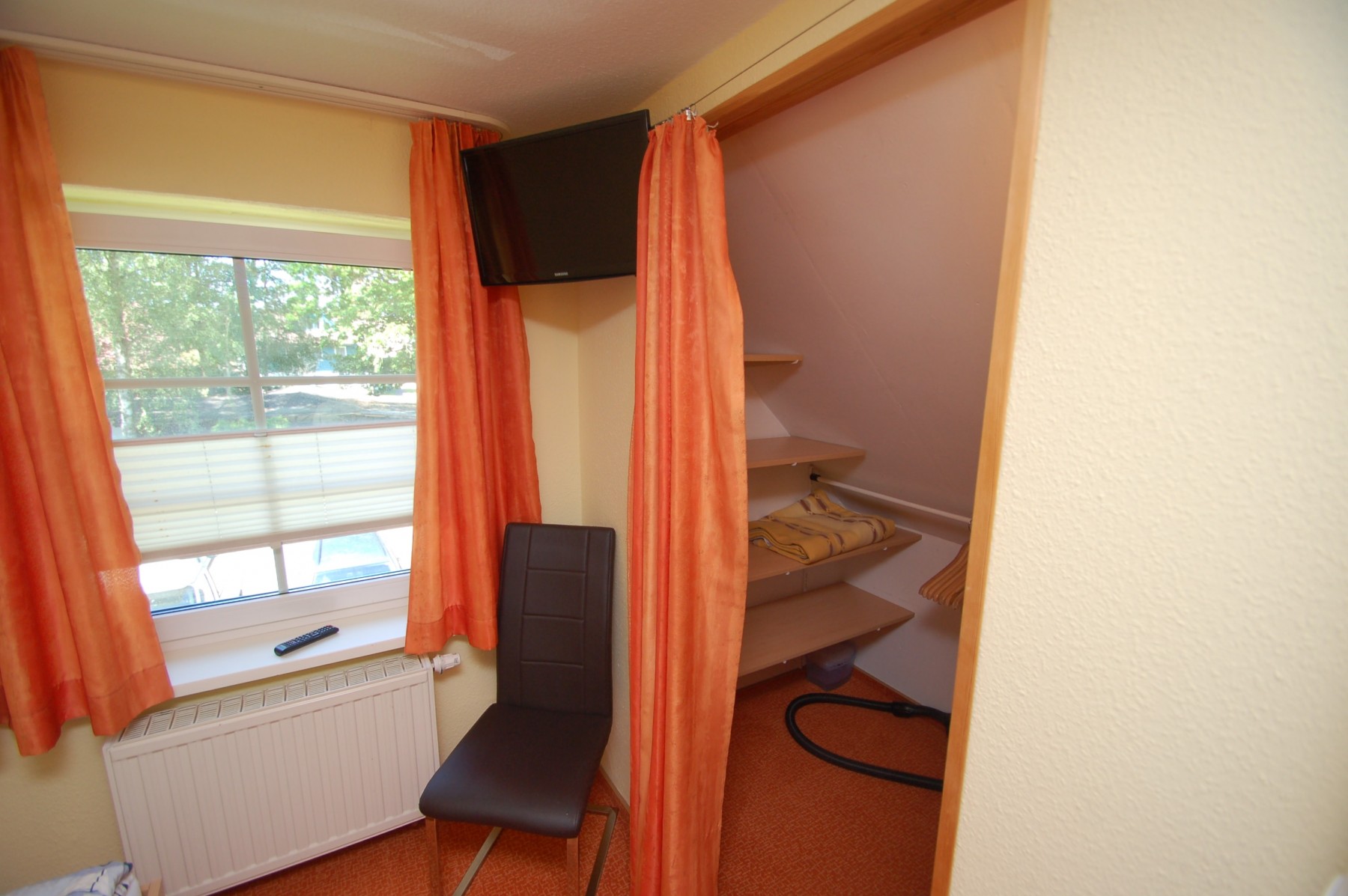 Schlafzimmer - Ecke mit TV und begehbarer Kleiderschrank